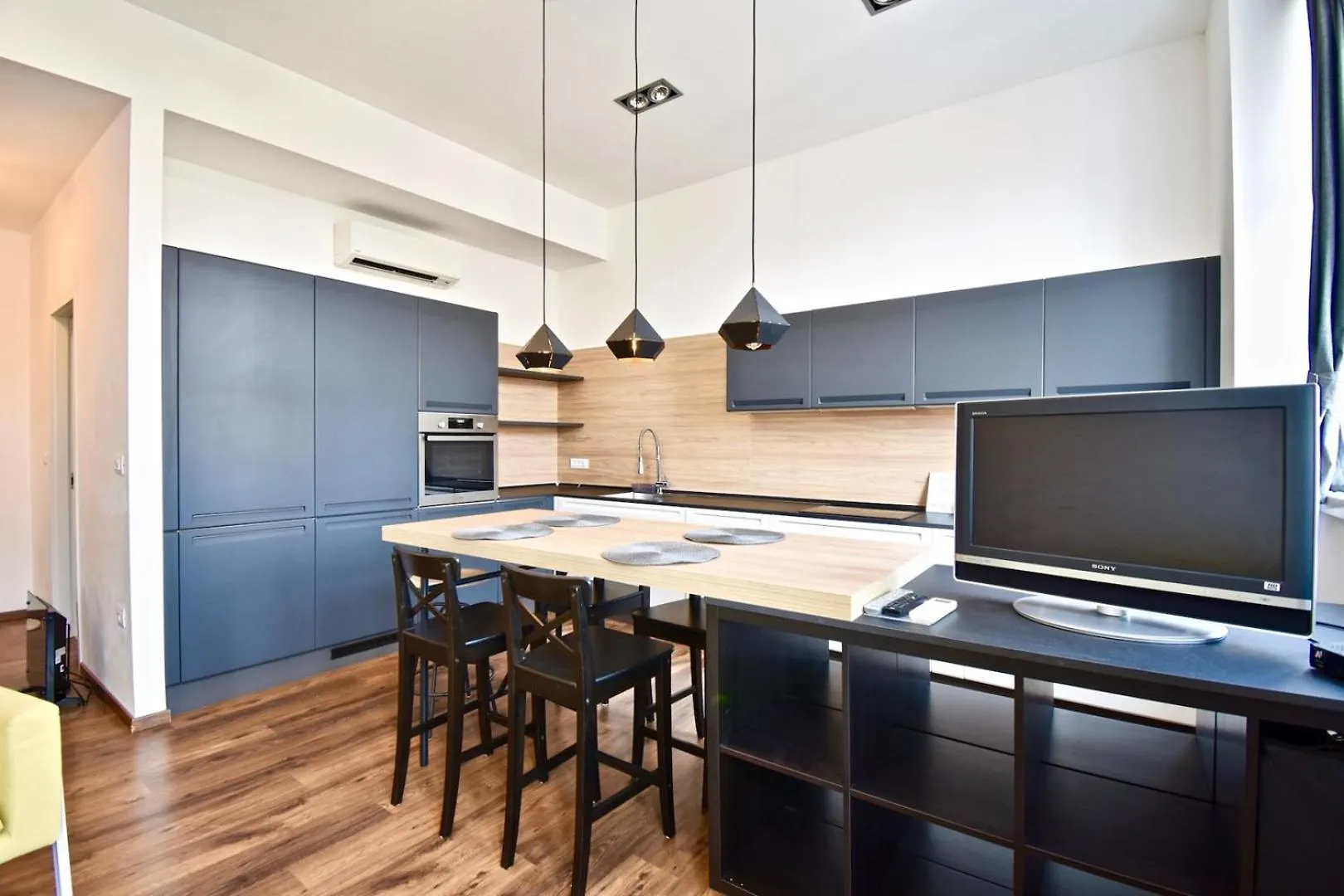 Modern Apartment With 2 Bedrooms Near Arena PUY