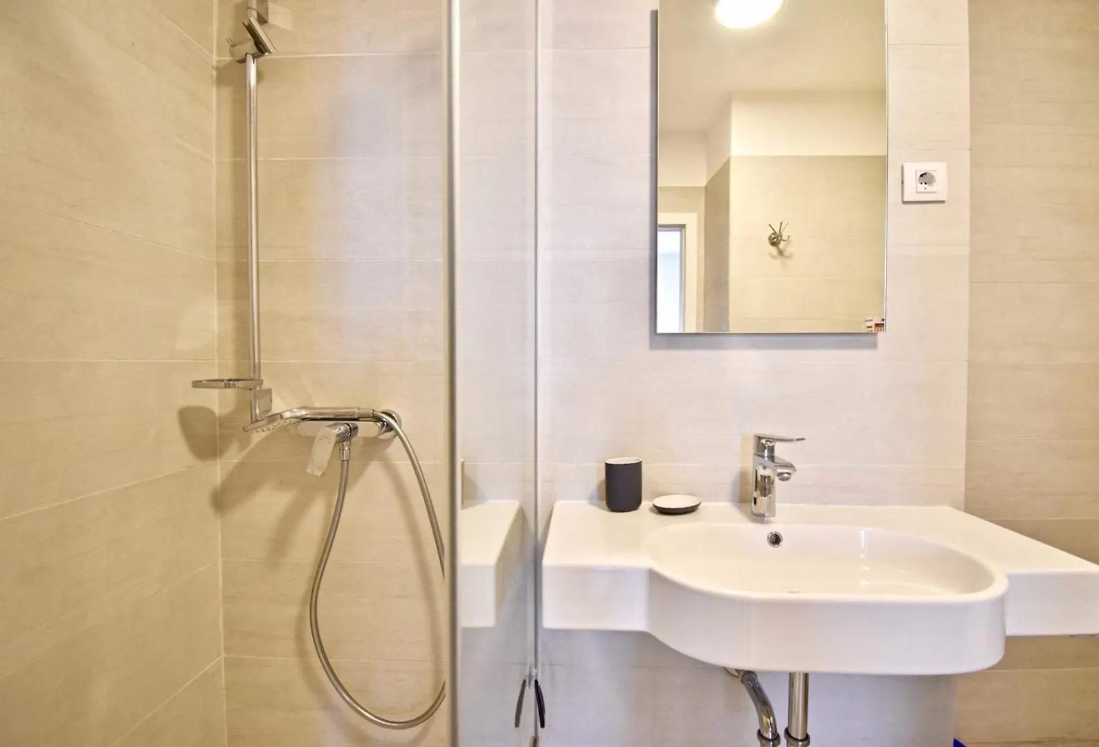Modern Apartment With 2 Bedrooms Near Arena PUY